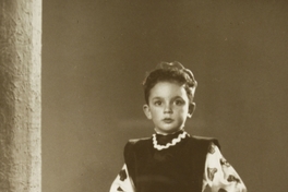 Niño vestido de príncipe con una espada en la mano, 1949