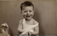 Niño con camiseta blanca y cisne de juguete, 1950