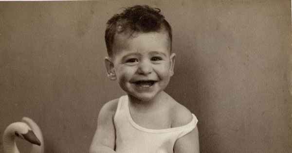 Niño con camiseta blanca y cisne de juguete, 1950