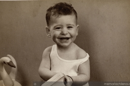 Niño con camiseta blanca y cisne de juguete, 1950