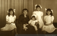 Mujer sentada con sus cuatro hijas, entre 1948 y 1949