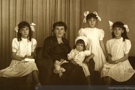 Mujer sentada con sus cuatro hijas, entre 1948 y 1949