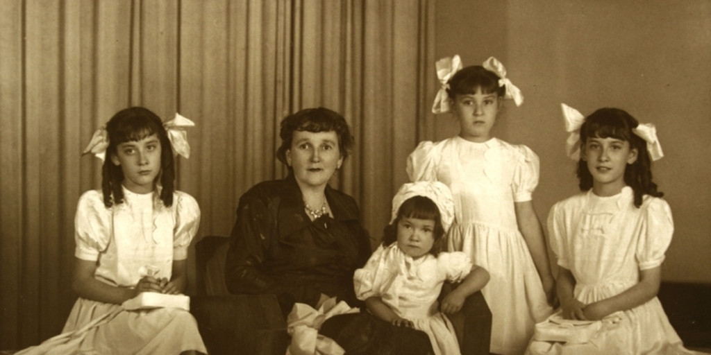 Mujer sentada con sus cuatro hijas, entre 1948 y 1949
