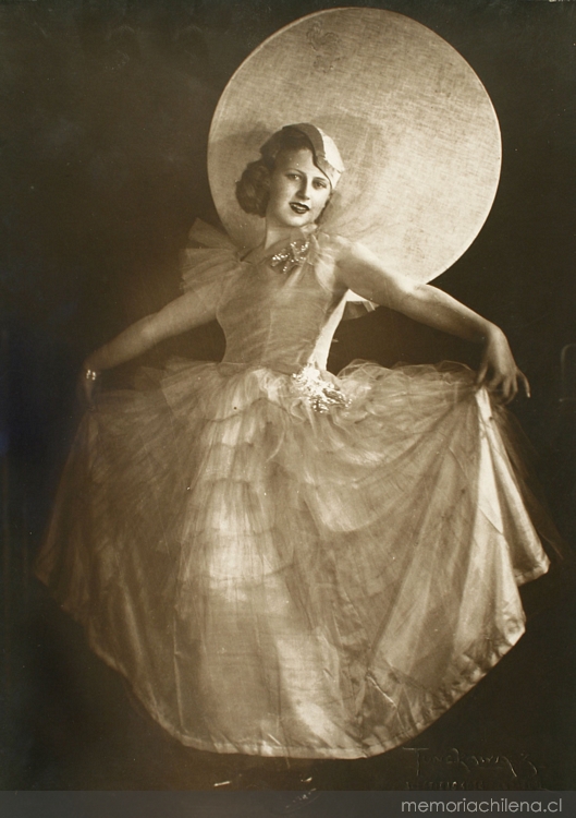 Mujer joven en tenida de fiesta, entre 1928 y 1930