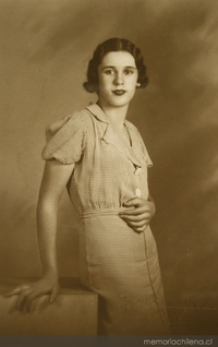 Mujer joven vestida con una solera a cuadros, entallada, con un cinturón de la misma tela, entre 1940 y 1950