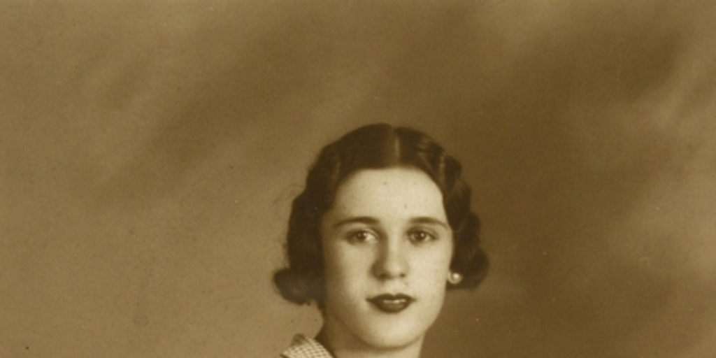 Mujer joven vestida con una solera a cuadros, entallada, con un cinturón de la misma tela, entre 1940 y 1950