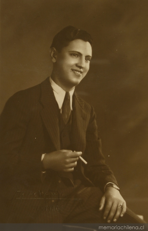 Hombre joven moreno de pelo corto con terno y chaleco a rayas, entre 1940 y 1950