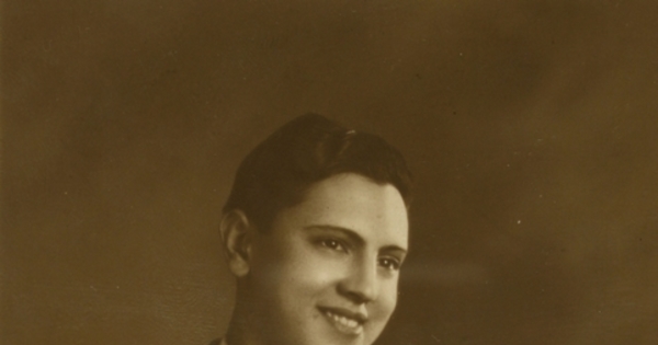 Hombre joven moreno de pelo corto con terno y chaleco a rayas, entre 1940 y 1950