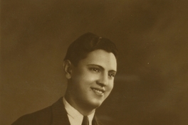 Hombre joven moreno de pelo corto con terno y chaleco a rayas, entre 1940 y 1950