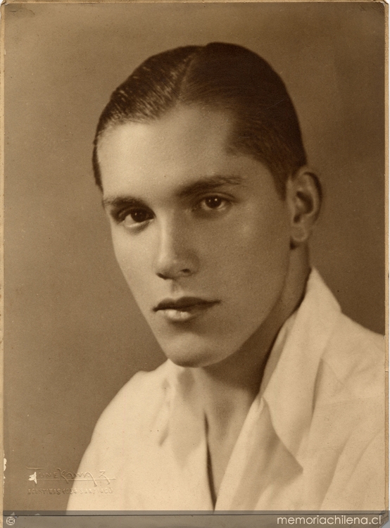 Hombre joven de facciones finas, con una camisa blanca de cuello alto, 1925