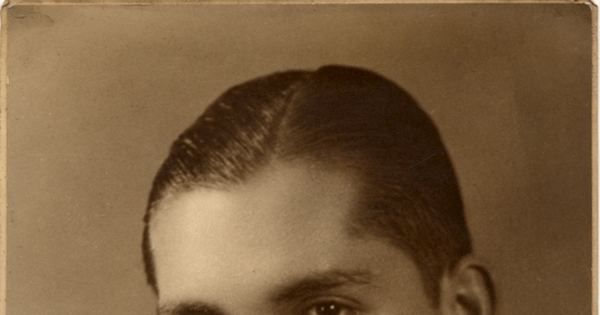 Hombre joven de facciones finas, con una camisa blanca de cuello alto, 1925