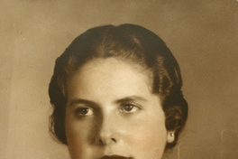 Mujer joven peinada hacia atrás de rasgos finos y algo regordeta, entre 1928 y 1930