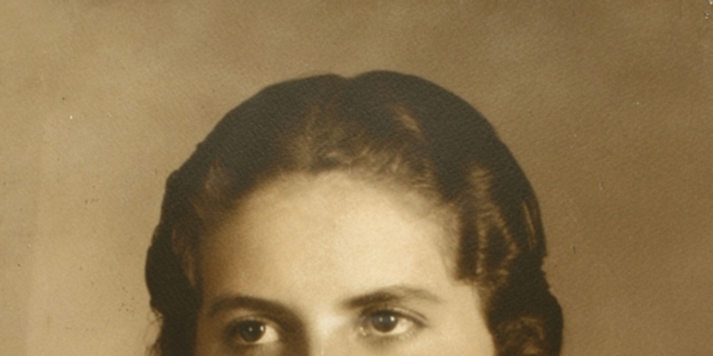 Mujer joven peinada hacia atrás de rasgos finos y algo regordeta, entre 1928 y 1930