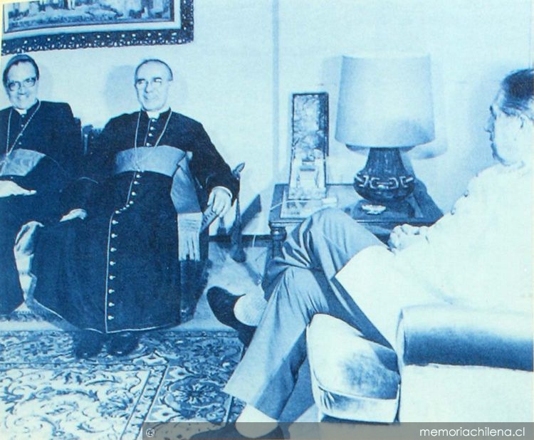 Augusto Pinochet junto a Nuncio Vaticano Monseñor Angelo Sodano y Cardenal Antonio Samoré, durante proceso de mediación papal