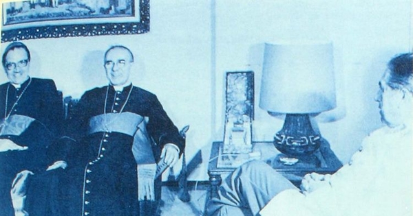 Augusto Pinochet junto a Nuncio Vaticano Monseñor Angelo Sodano y Cardenal Antonio Samoré, durante proceso de mediación papal