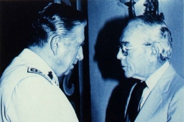 Augusto Pinochet saluda a Enrique Ortúzar, Presidente de la Comisión de Estudios de la Nueva Constitución