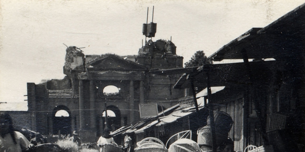 Canastos de mimbre en una feria, Chillán, hacia 1940