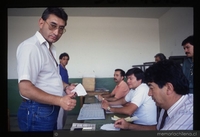 Ciudadano sufragando en elección presidencial de 1989