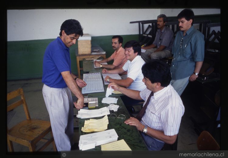 Ciudadano sufragando en elección presidencial de 1989