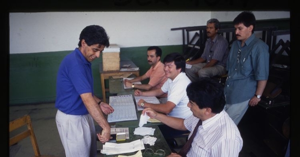 Ciudadano sufragando en elección presidencial de 1989