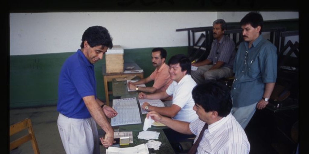 Ciudadano sufragando en elección presidencial de 1989