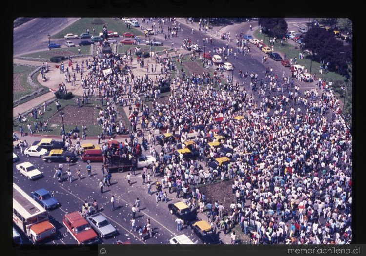 Celebración ciudadana en Plaza Italia por el triunfo del No, 1988