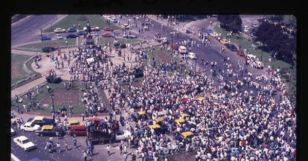 Celebración ciudadana en Plaza Italia por el triunfo del No, 1988