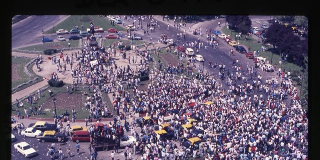 Celebración ciudadana en Plaza Italia por el triunfo del No, 1988