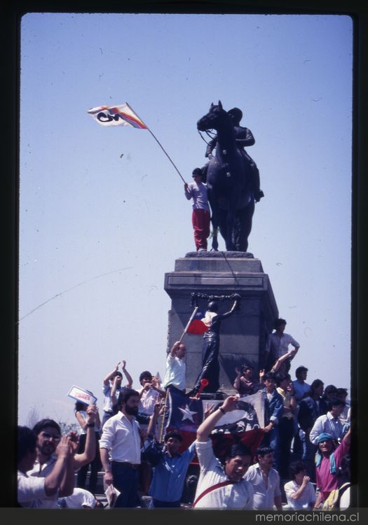 Celebración ciudadana en Plaza Italia por el triunfo del No, 1988