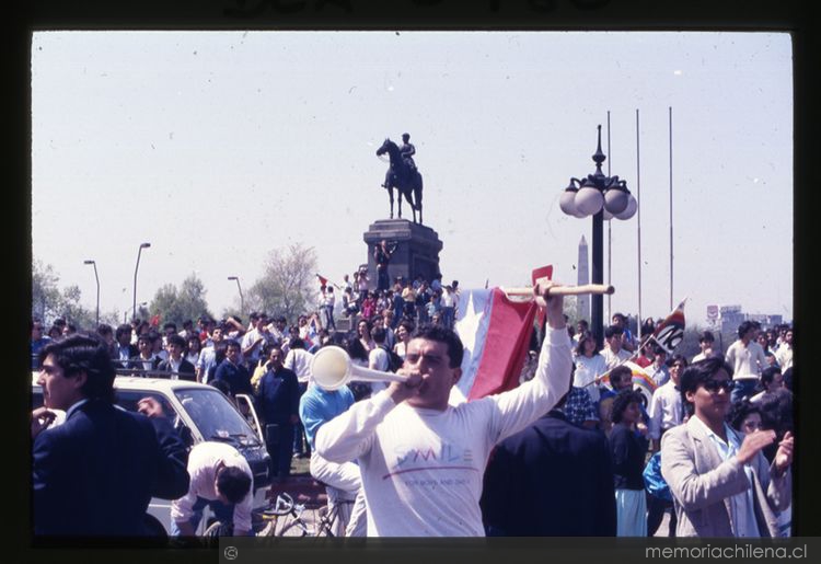 Celebración ciudadana en Plaza Italia por el triunfo del No, 1988