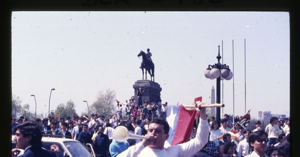 Celebración ciudadana en Plaza Italia por el triunfo del No, 1988