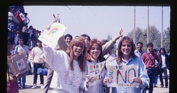 Celebración ciudadana en Plaza Italia por el triunfo del No, 1988