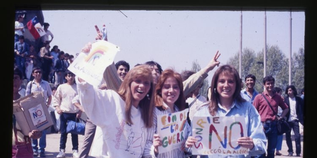 Celebración ciudadana en Plaza Italia por el triunfo del No, 1988