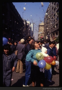 Celebración ciudadana en Santiago por el triunfo del No, 1988