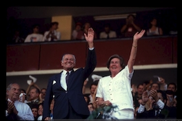 Patricio Aylwin y su esposa Leonor Oyarzún, en celebración en Estadio Nacional por su elección como Presidente de la República en 1989