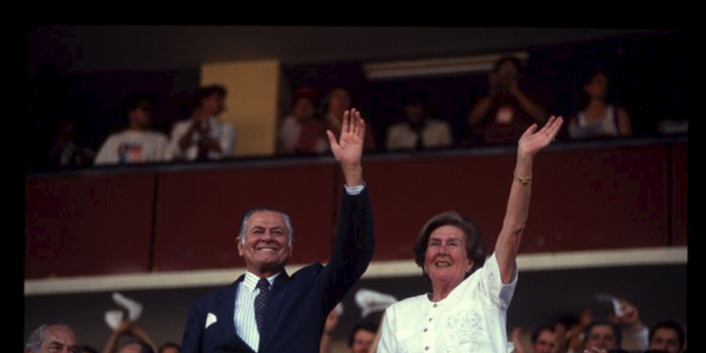 Patricio Aylwin y su esposa Leonor Oyarzún, en celebración en Estadio Nacional por su elección como Presidente de la República en 1989