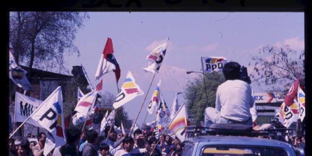 Ciudadanos celebrando por elección presidencial de 1989