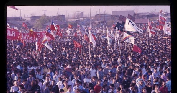 Ciudadanos celebrando por elección presidencial de 1989