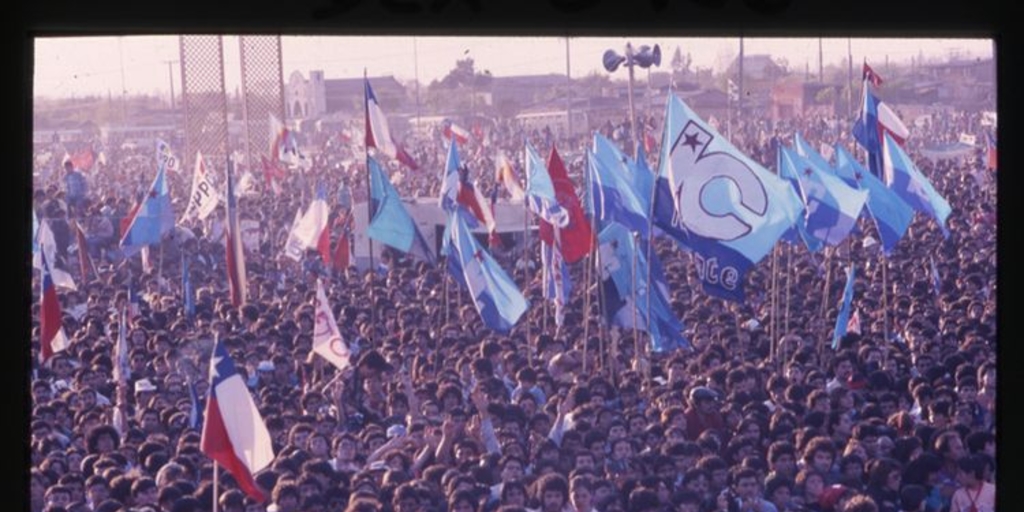 Ciudadanos celebrando por elección presidencial de 1989