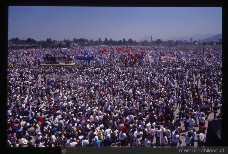 Ciudadanos celebrando por elección presidencial de 1989