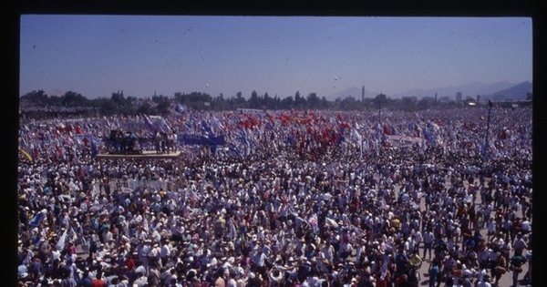 Ciudadanos celebrando por elección presidencial de 1989