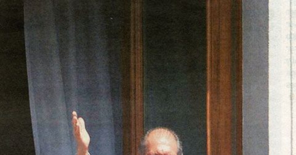 Ricardo Lagos Escobar en el balcón de La Moneda, 2006