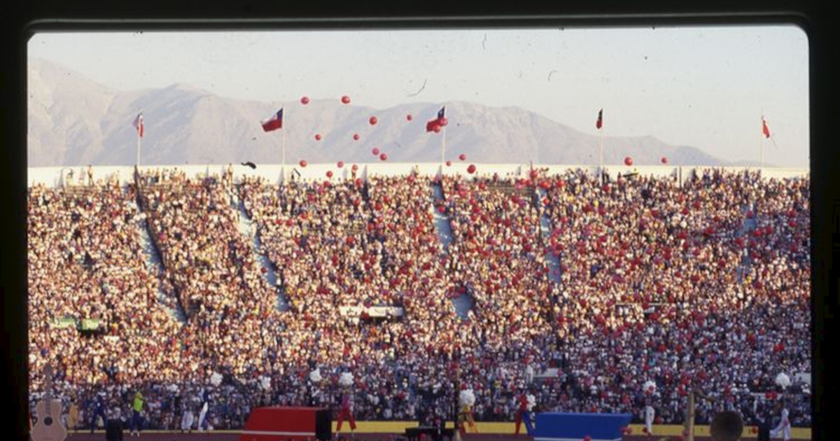 Celebración en Estadio Nacional por el triunfo de Patricio Aylwin en las elecciones presidenciales de 1989