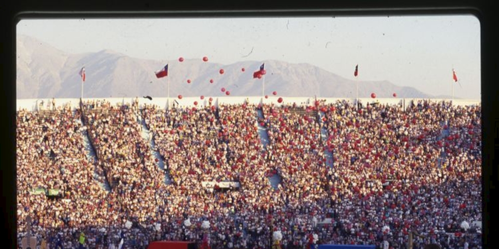 Celebración en Estadio Nacional por el triunfo de Patricio Aylwin en las elecciones presidenciales de 1989