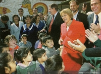 Presidenta Michelle Bachelet junto a un grupo de niños, 2006