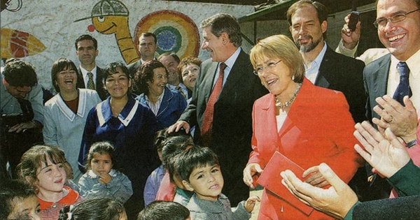 Presidenta Michelle Bachelet junto a un grupo de niños, 2006