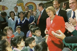Presidenta Michelle Bachelet junto a un grupo de niños, 2006