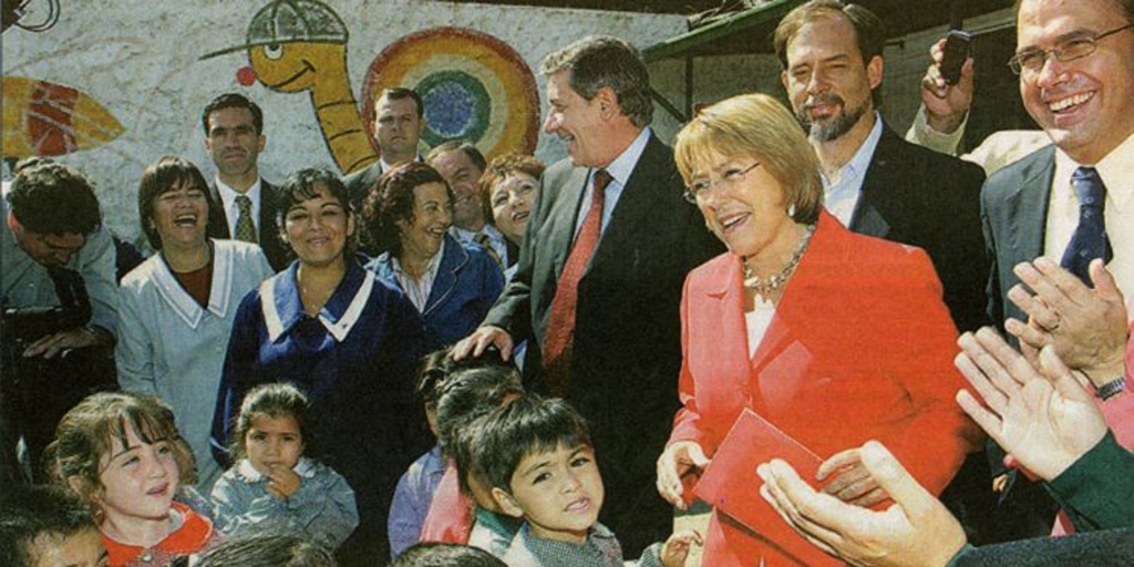 Presidenta Michelle Bachelet junto a un grupo de niños, 2006