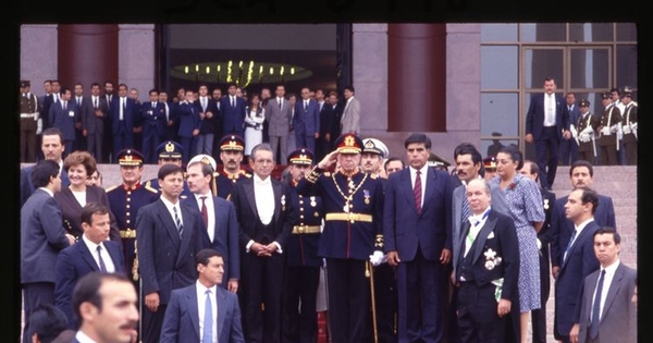 Augusto Pinochet en la ceremonia de cambio de mando, 1990