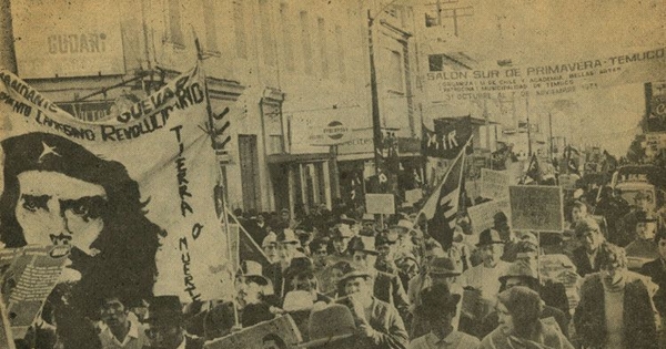 "Tierra o Muerte". Homenaje a Moisés Huentelaf, campesino asesinado por los terratenientes en el fundo "Chesque", comuna de Loncoche. Temuco: 1 de noviembre de 1971